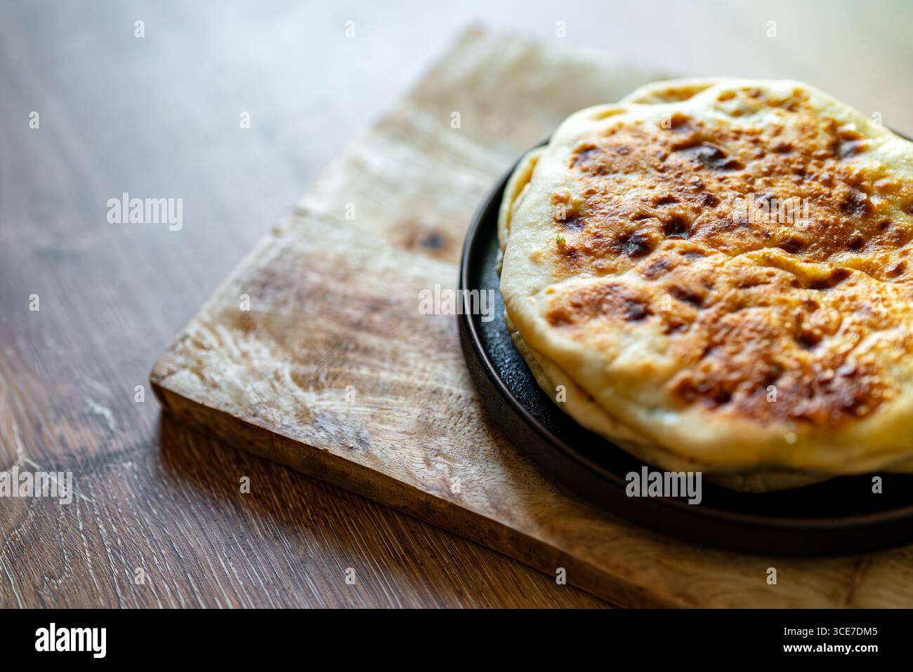 Frisch gebackenes Fladenbrot auf Holzbrett. Stockfoto