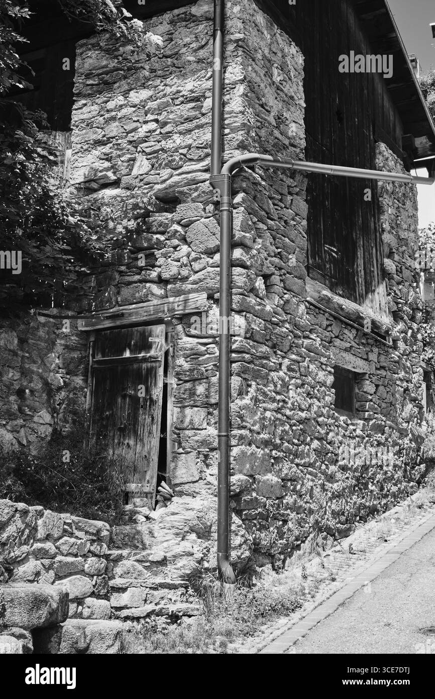 Altes Steinhaus mit Holztür und rustikaler Architektur in Stilfs Stockfoto Altes Steinhaus mit Holztür und rustikaler Architektur in Stilfs Stockfoto