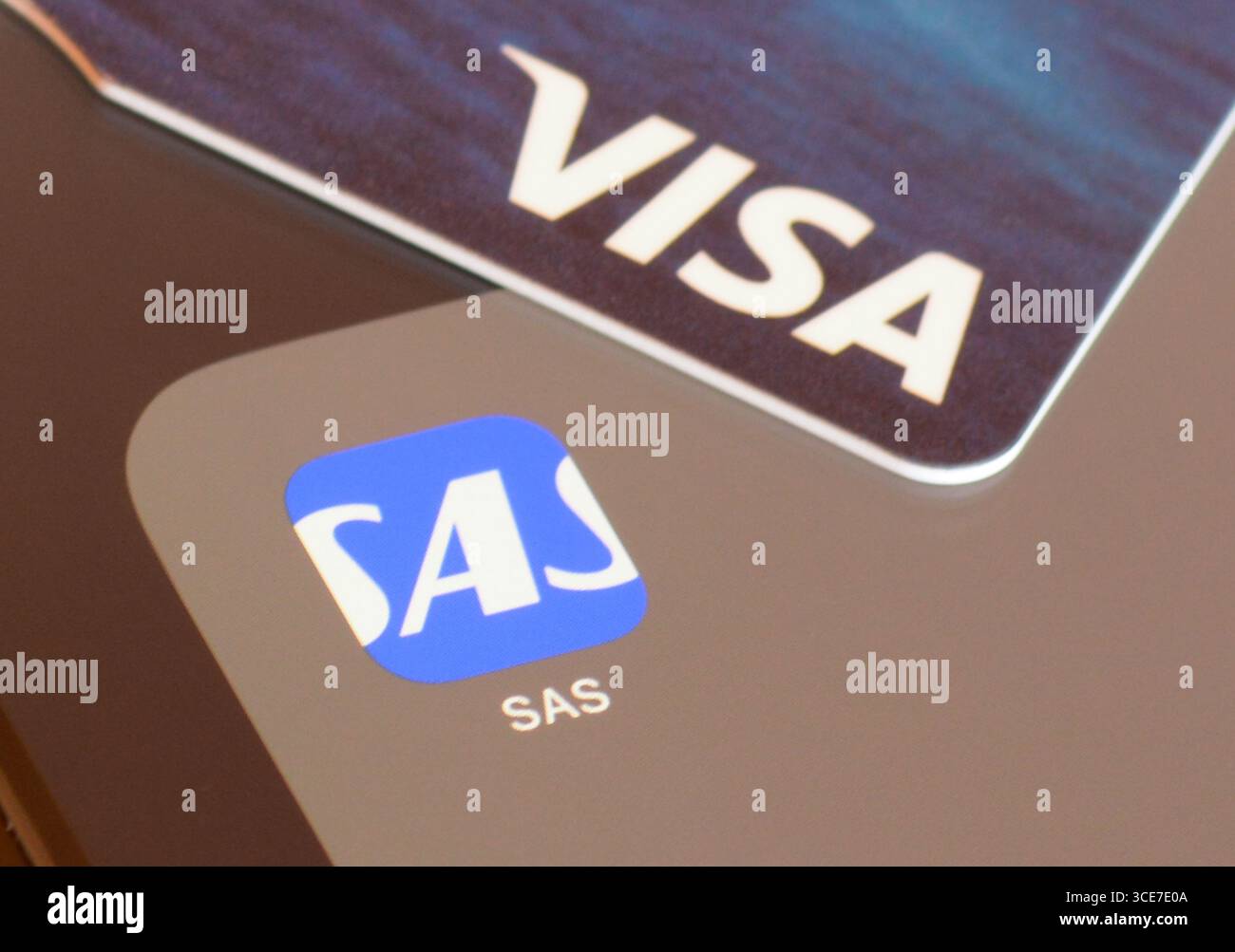 Scandinavian Airlines Flights App auf einem Smartphone-Bildschirm mit VISUMKARTE zur Bezahlung von Flügen Stockfoto