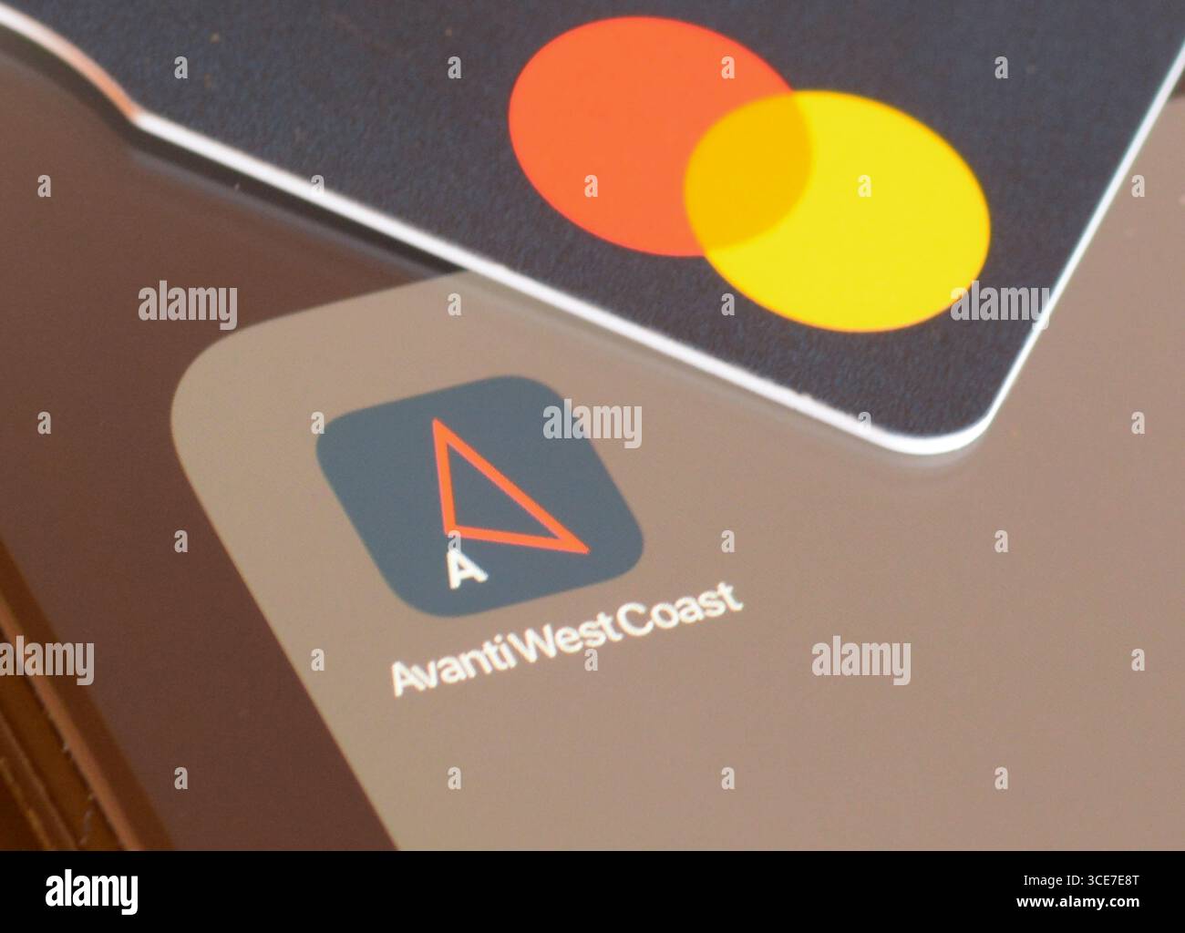 Avanti West Coast Railway App auf einem Smartphone-Bildschirm mit Mastercard zum Bezahlen von Tickets Stockfoto