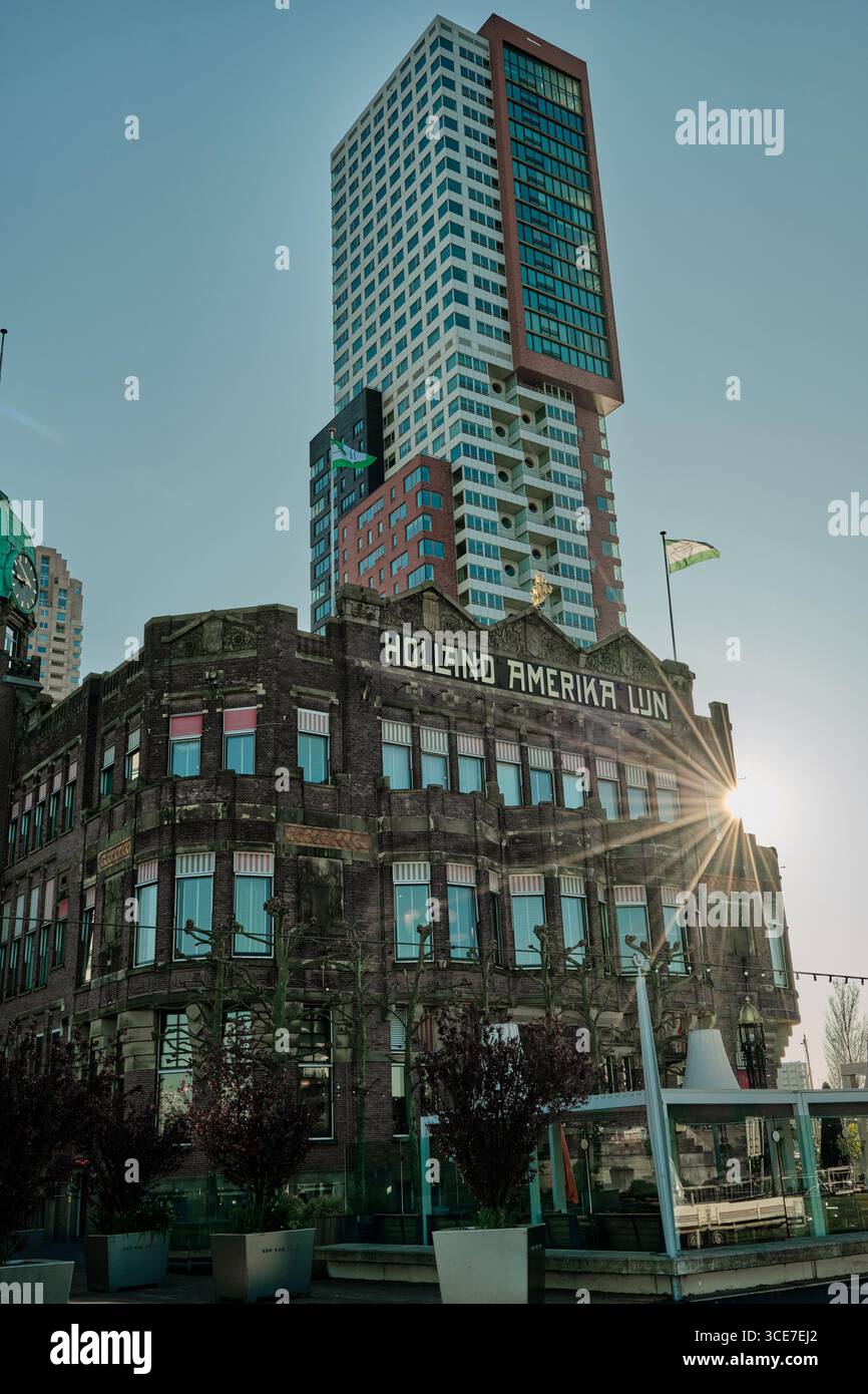 Historisches Holland Amerika Lijn-Gebäude mit modernem Wolkenkratzer in Rotterdam Stockfoto