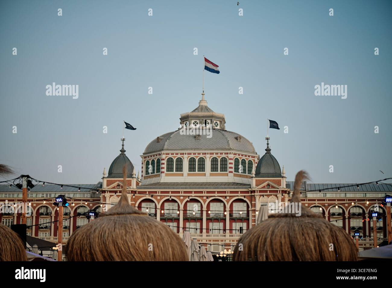 Kurhaus Hotel in Scheveningen mit niederländischer Flagge Stockfoto