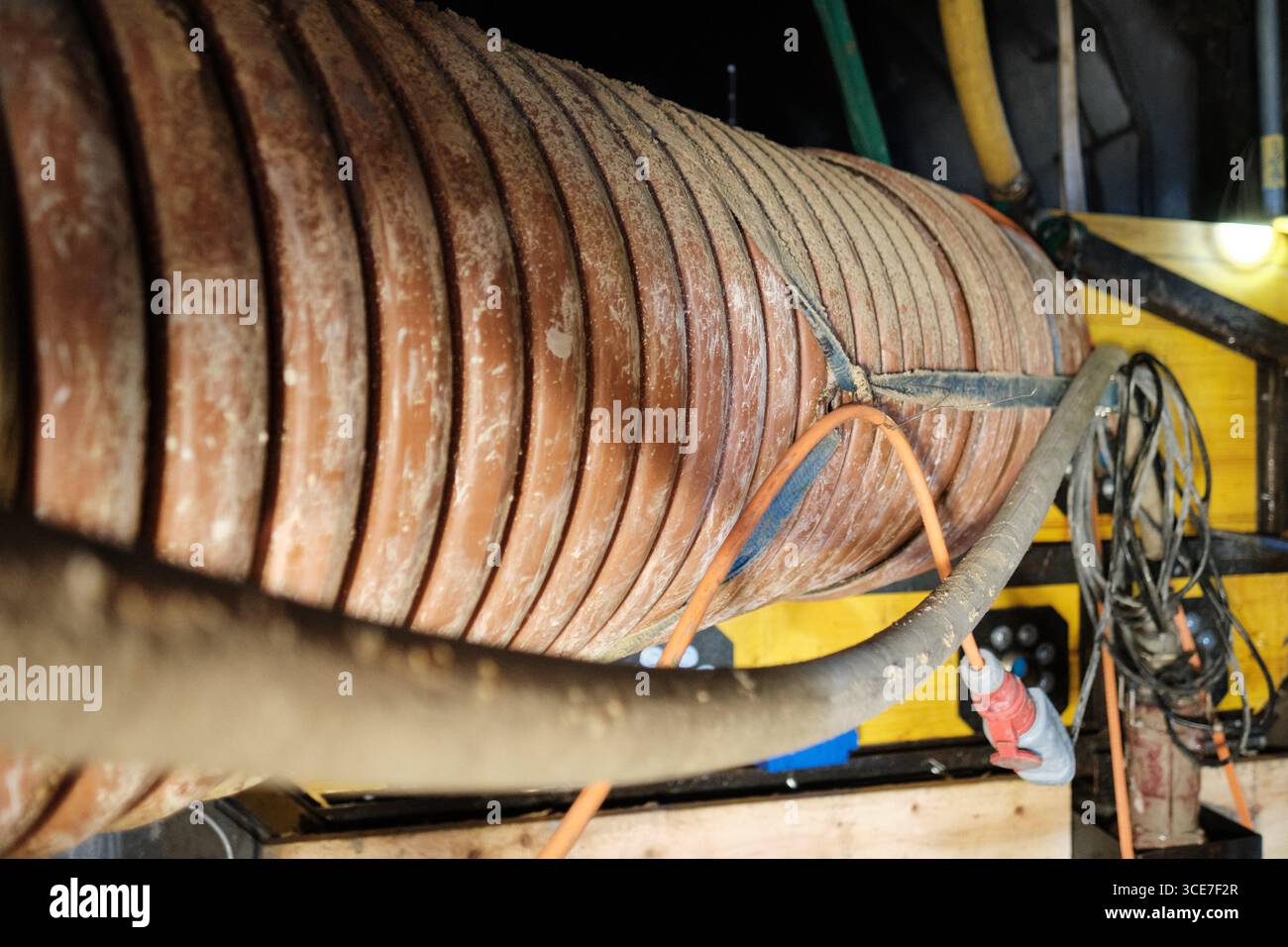 Industrielle Lüftungsleitung im Wasserkraftwassertunnel Stockfoto