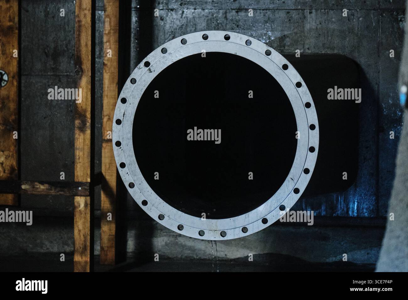 Große Rohröffnung in einem Wassertunnel Stockfoto