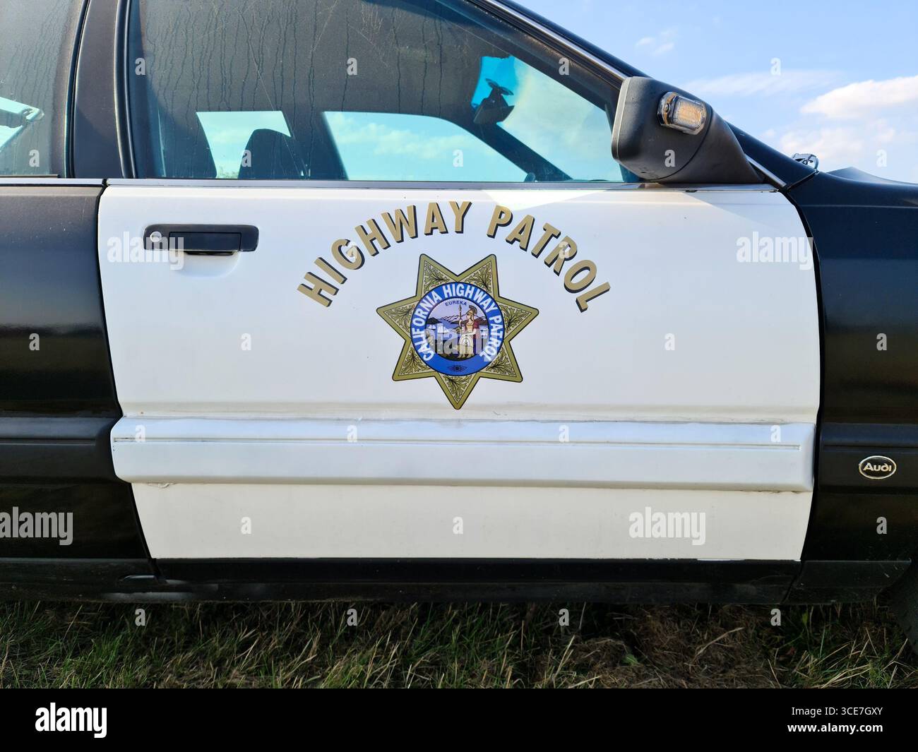 Hildesheim, Deutschland - 09. August 2025: Nahaufnahme einer California Highway Patrol Autotür mit dem ikonischen Logo und dem Patrol Schriftzug Stockfoto