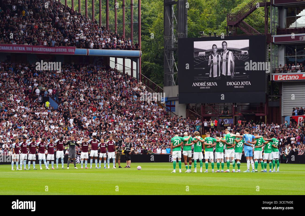 Die Spieler von Newcastle und Aston Villa erleben eine Stille zum Gedenken an Diogo Jota und Andre Silva vor dem Spiel der Premier League im Villa Park, Birmingham. Bilddatum: Samstag, 16. August 2025. Stockfoto