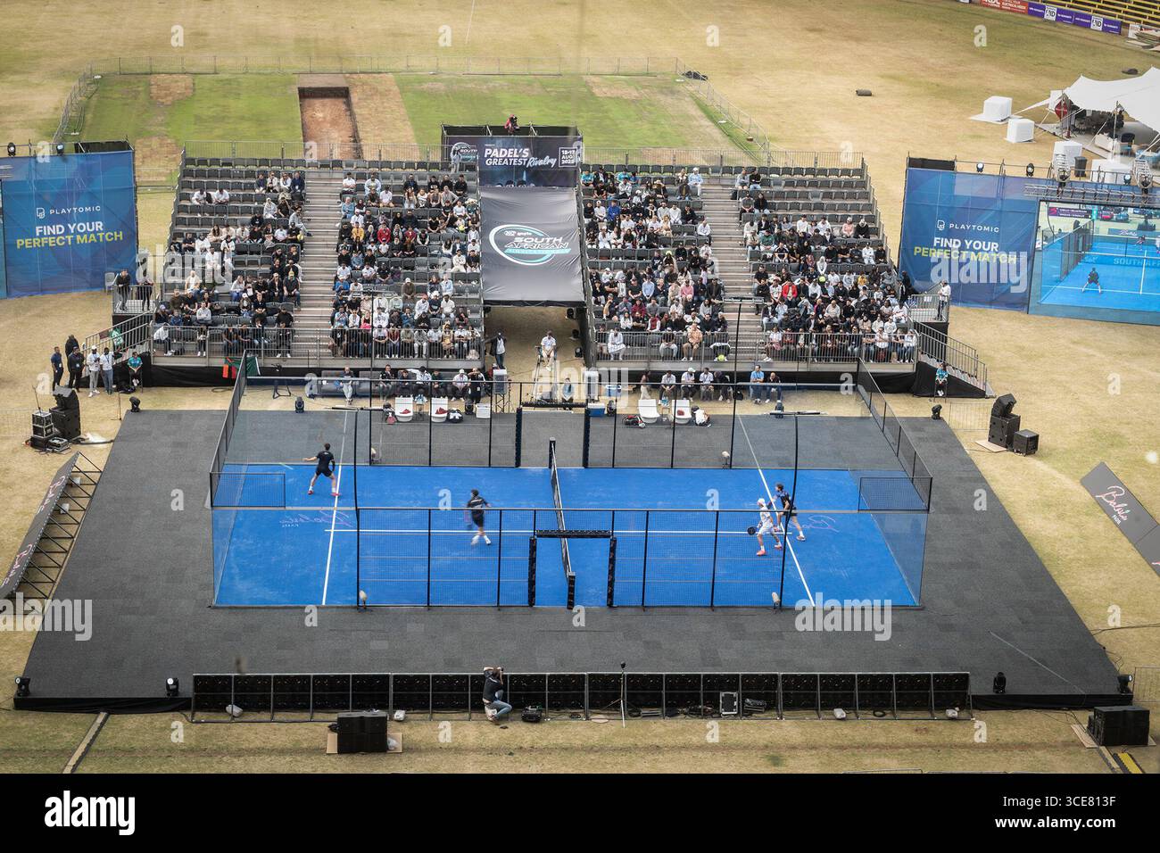 Johannesburg, Südafrika. August 2025. Die Spieler treten während eines Padel-Tennisspiels am 15. August 360 beim Padel Gayle South African Invitational in Johannesburg, Südafrika, an 2025. Quelle: Shiraaz Mohamed/Xinhua/Alamy Live News Stockfoto