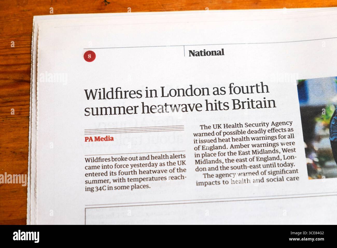 "Wildifire in London als vierte Sommer-Hitzewelle trifft Britain' Guardian Zeitung Schlagzeile Großbritannien Heatwave artikel 13 August 2025 London England Großbritannien Stockfoto