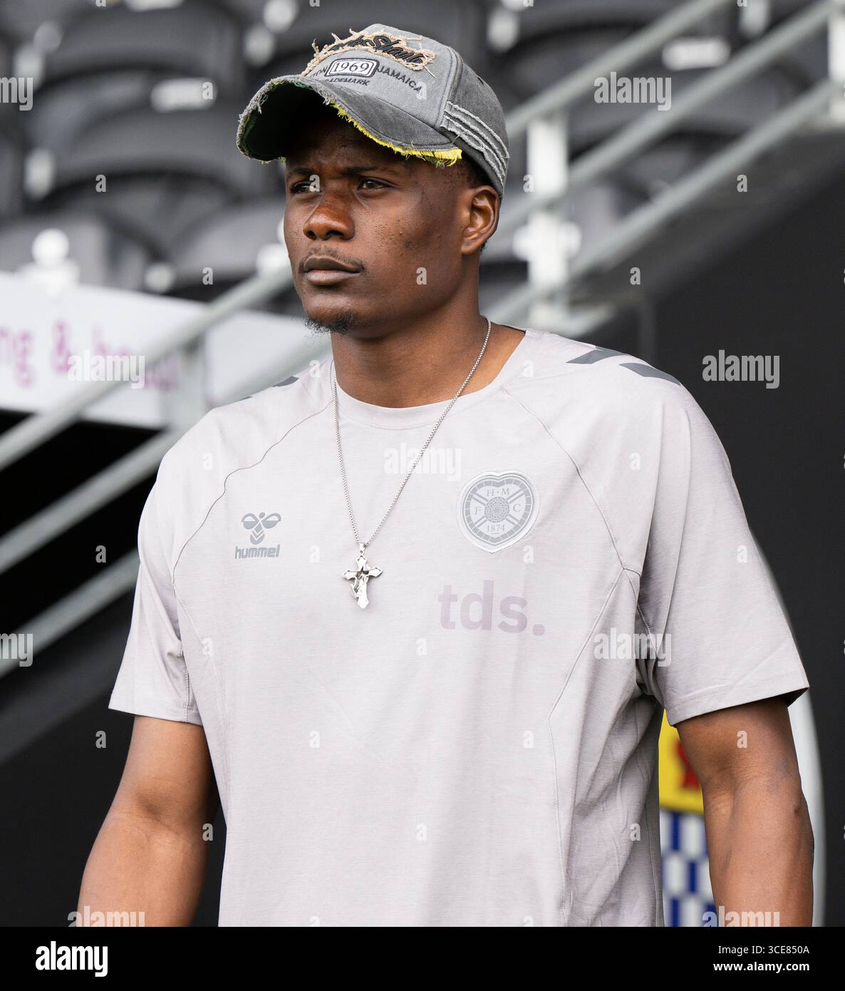 PAISLEY, SCHOTTLAND – 16. AUGUST: Hearts' Pierre Landry Kabore trifft am 16. August 2025 im SMiSA Stadium in Paisley, Schottland, vor einem Premier Sports Cup-Spiel zwischen St Mirren und Heart of Midlothian ein. (Foto: Paul Byars / Alamy Live News) Stockfoto