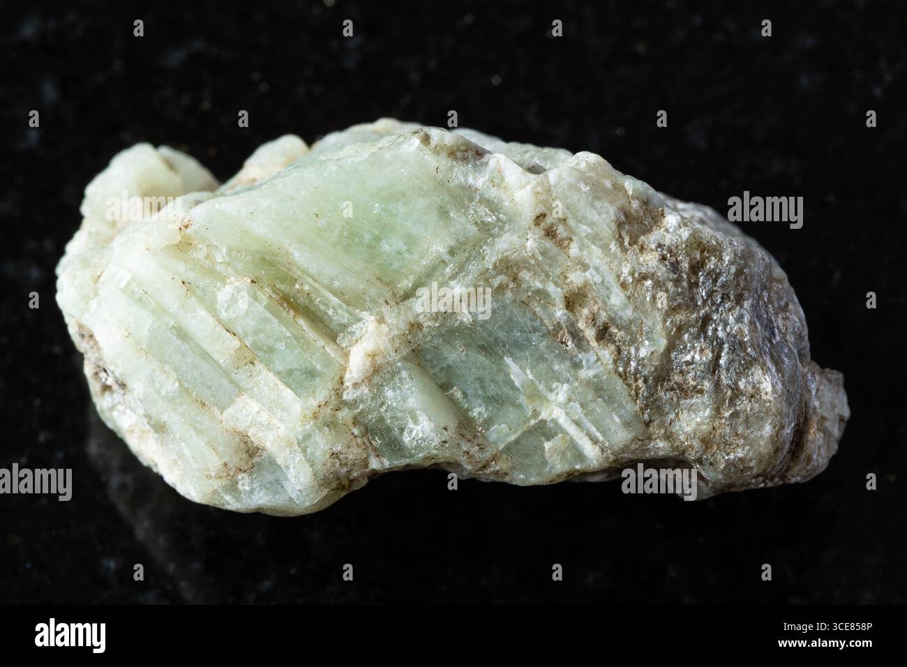 Probe von rohem beryl-Mineral auf schwarzem Granithintergrund aus der Nähe von Ural, Russland Stockfoto