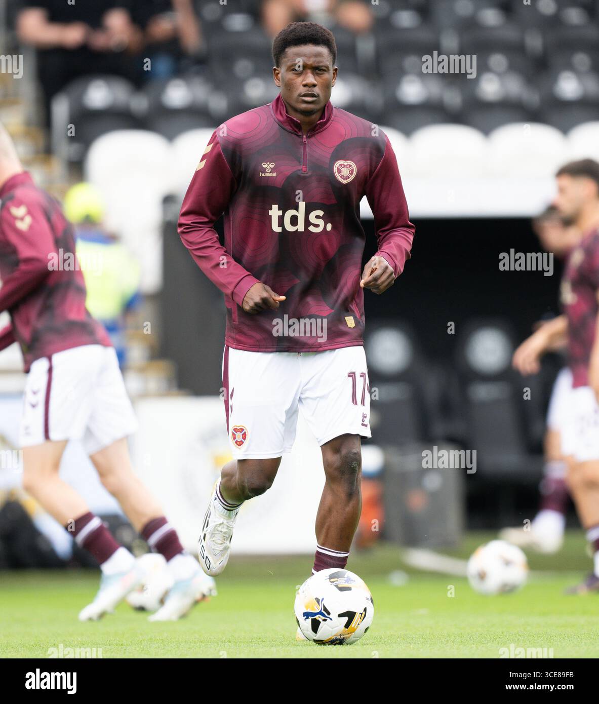 PAISLEY, SCHOTTLAND – 16. AUGUST: Hearts’ Pierre Landry Kabore wärmt sich vor einem Premier Sports Cup-Spiel zwischen St Mirren und Heart of Midlothian im SMiSA Stadium am 16. August 2025 in Paisley, Schottland. (Foto: Paul Byars / Alamy Live News) Stockfoto