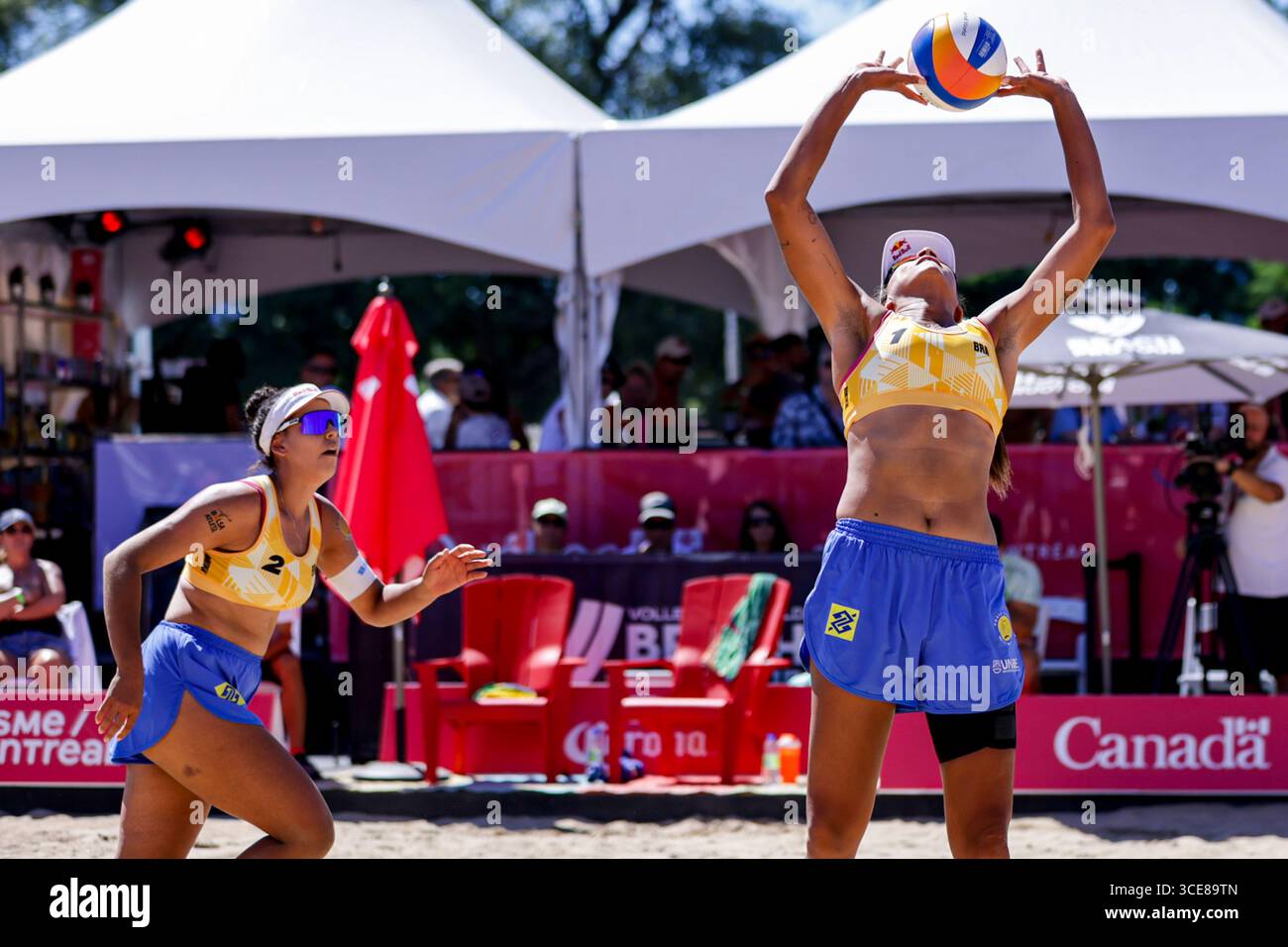 ANA Patricia Silva Ramos & Eduarda Santos Lisbonne ( Brasilien ) bei der Volleyball World Beach Pro Tour Montreal 2025 ( Kanada ) Stockfoto
