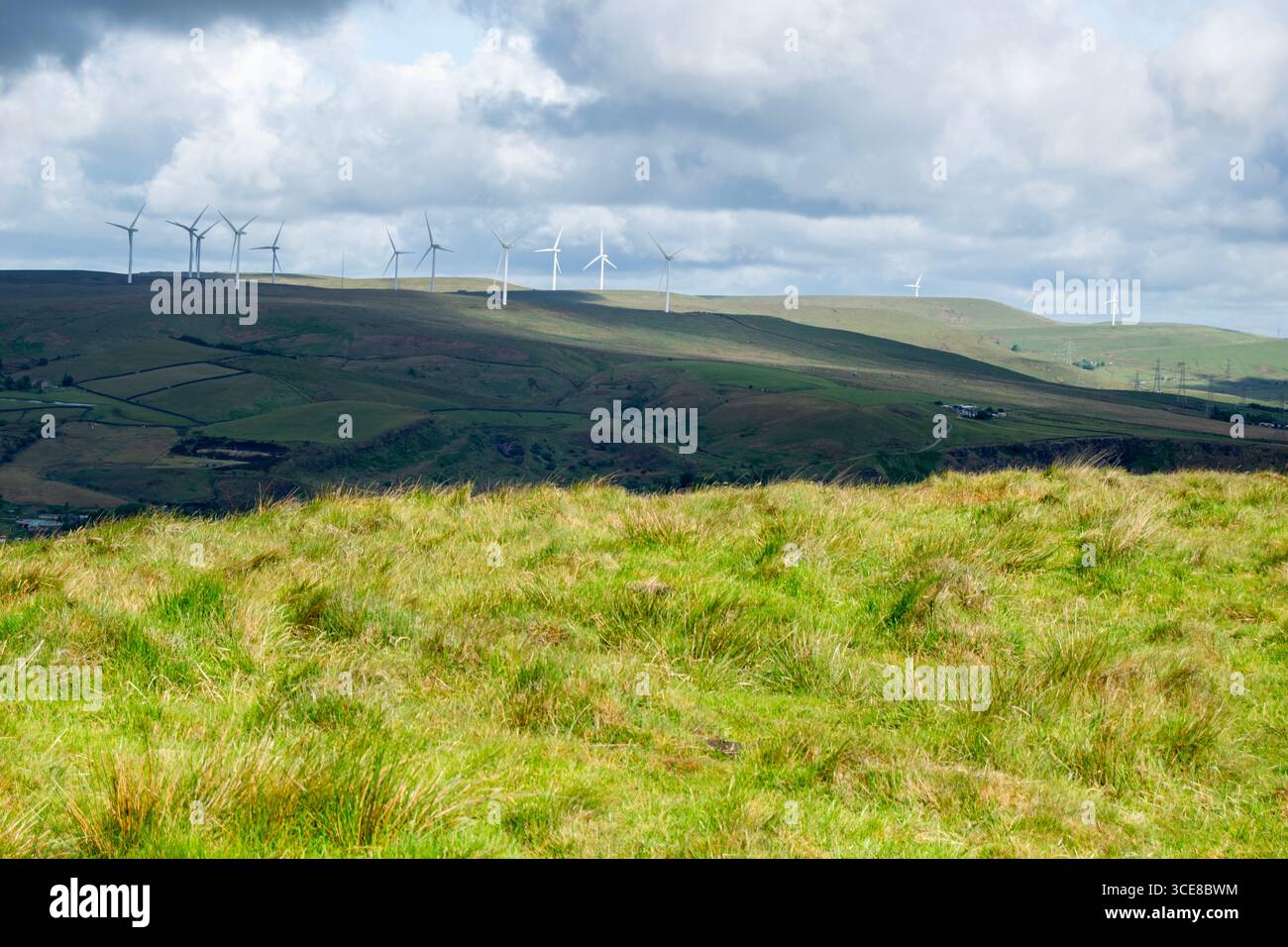 Wind der Veränderung weht über die sanften Hügel von Blackstone Edge, und die Crook Hill Wind Farm nutzt die Kraft der Natur. Stockfoto