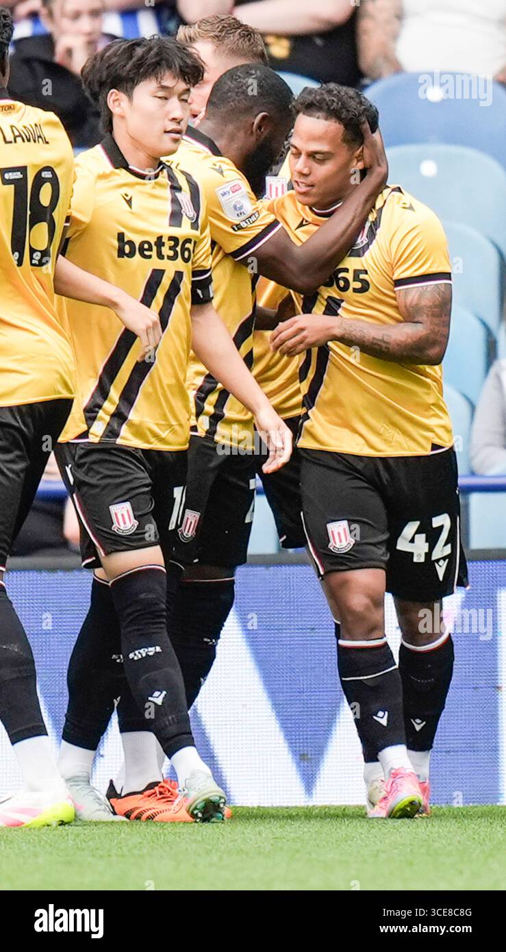 Stoke City's Million Manhoef (rechts) feiert das erste Tor ihrer Mannschaft im Rahmen des Sky Bet Championship Matches im Hillsborough Stadium, Sheffield. Bilddatum: Samstag, 16. August 2025. Stockfoto