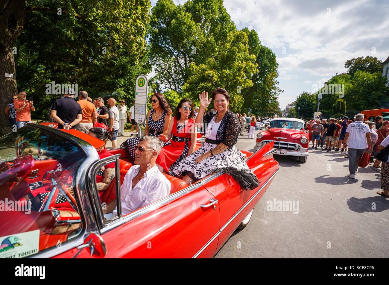Bad Nauheim, Deutschland. August 2025. Auf dem Festivalgelände findet eine Oldtimerparade statt. Bis 17. August 2025 feiert der Kurort „The King of Rock'n'Roll“ auf dem 23. Europäischen Elvis-Festival. Elvis Presley war während seines Militärdienstes 1958 im benachbarten Friedberg stationiert und lebte in dieser Zeit in Bad Nauheim. Darlegung: Andreas Arnold/dpa/Alamy Live News Stockfoto