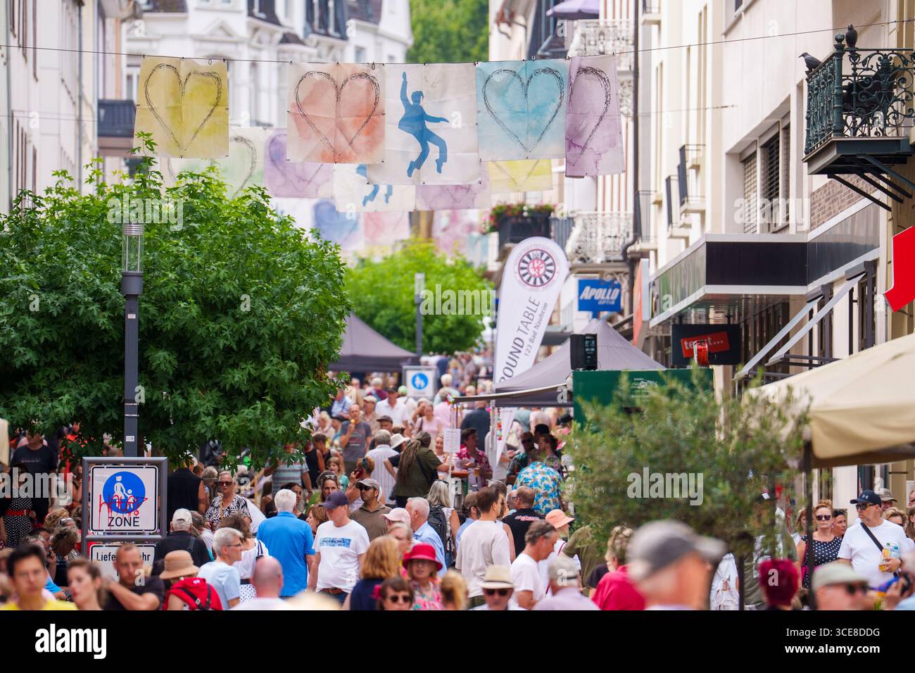 Bad Nauheim, Deutschland. August 2025. In der Fußgängerzone sind zahlreiche Menschen unterwegs. Bis 17. August 2025 feiert der Kurort „The King of Rock'n'Roll“ auf dem 23. Europäischen Elvis-Festival. Elvis Presley war während seines Militärdienstes 1958 im benachbarten Friedberg stationiert und lebte in dieser Zeit in Bad Nauheim. Darlegung: Andreas Arnold/dpa/Alamy Live News Stockfoto