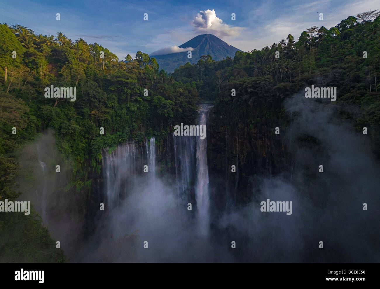 Tumpak Sewu Wasserfall mit Mount Semeru im Hintergrund, Ost-Java, Indonesien. Stockfoto