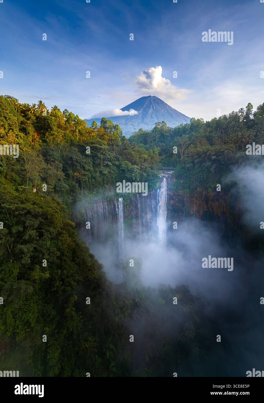 Tumpak Sewu Wasserfall mit Mount Semeru im Hintergrund, Ost-Java, Indonesien. Stockfoto