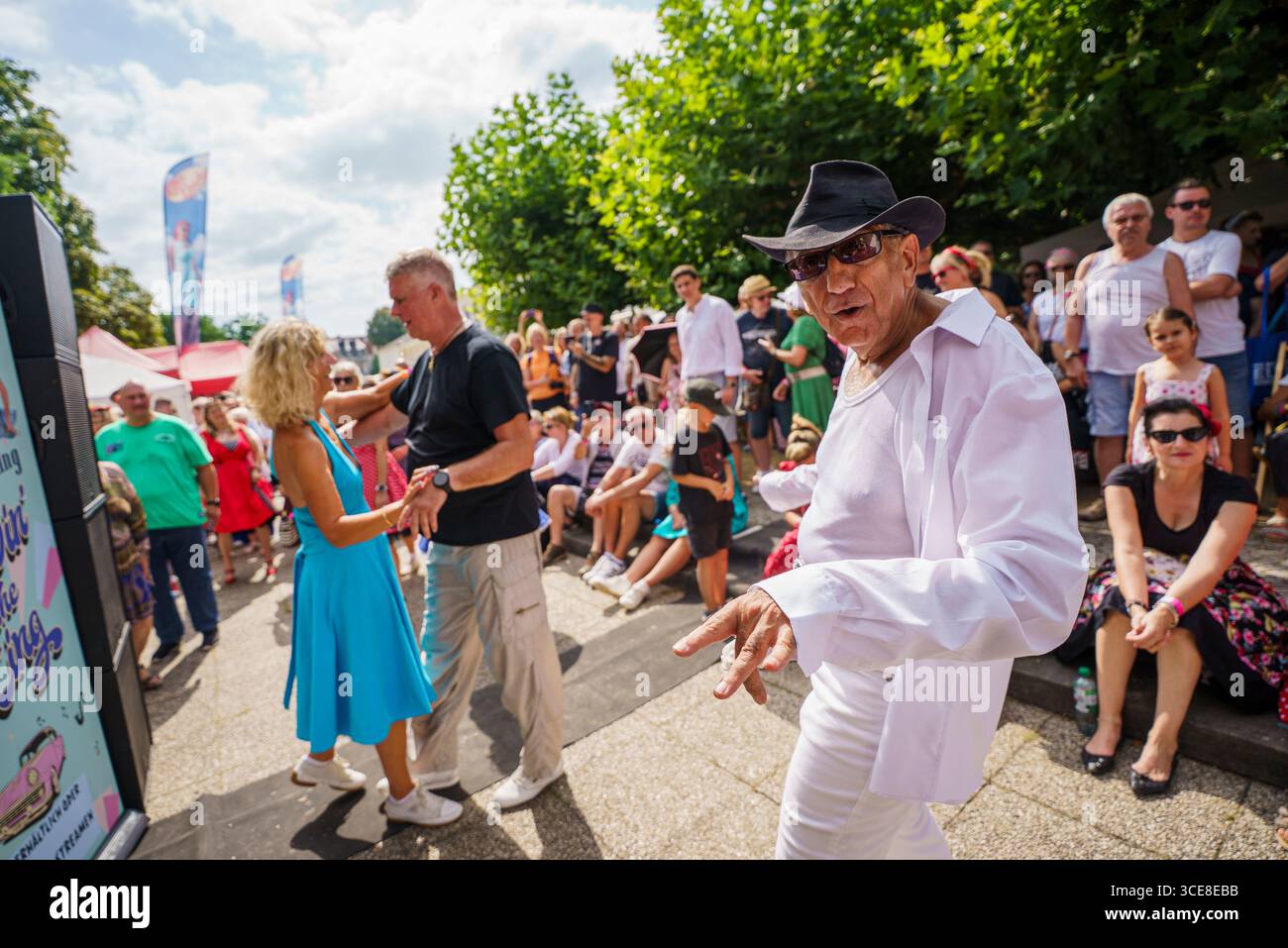 Bad Nauheim, Deutschland. August 2025. Festivalbesucher tanzen zu den Klängen von Elvis Presley. Bis 17. August 2025 feiert der Kurort „The King of Rock'n'Roll“ auf dem 23. Europäischen Elvis-Festival. Elvis Presley war während seines Militärdienstes 1958 im benachbarten Friedberg stationiert und lebte in dieser Zeit in Bad Nauheim. Darlegung: Andreas Arnold/dpa/Alamy Live News Stockfoto