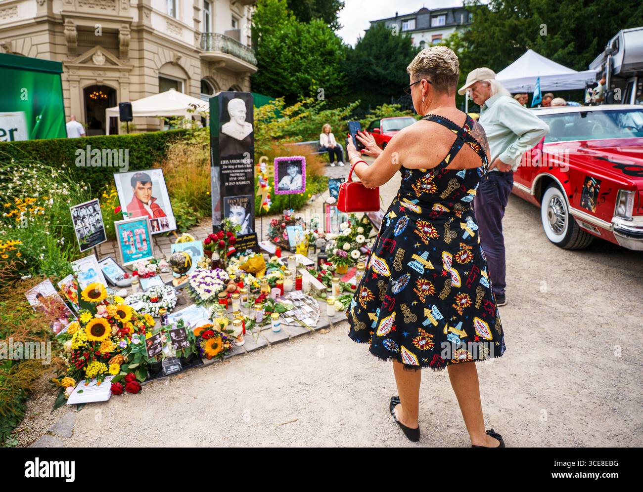 Bad Nauheim, Deutschland. August 2025. Ein Besucher macht ein Erinnerungsfoto des „Elvis Presley Memorial“. Bis 17. August 2025 feiert der Kurort „The King of Rock'n'Roll“ auf dem 23. Europäischen Elvis-Festival. Elvis Presley war während seines Militärdienstes 1958 im benachbarten Friedberg stationiert und lebte in dieser Zeit in Bad Nauheim. Darlegung: Andreas Arnold/dpa/Alamy Live News Stockfoto
