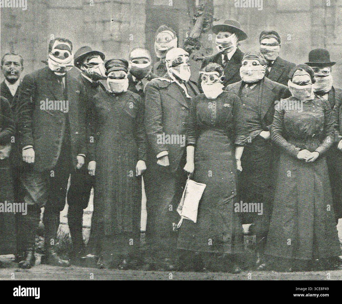 Der Bürgermeister und die Firma von Reims trug Anti-Giftgasmasken während des Ersten Weltkriegs Stockfoto