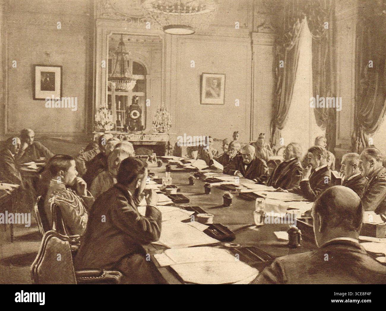 Tagung der Pariser Friedenskonferenz von 1919. Auf der rechten Seite des Tisches sitzen von links nach rechts General Belin, Marshall Foch, Stephen Pichon, Georges Clemenceau, David Lloyd George, Andrew Bonar Law, Lord Milner und Feldmarschall Sir Douglas Haig Stockfoto Tagung der Pariser Friedenskonferenz von 1919. Auf der rechten Seite des Tisches sitzen von links nach rechts General Belin, Marshall Foch, Stephen Pichon, Georges Clemenceau, David Lloyd George, Andrew Bonar Law, Lord Milner und Feldmarschall Sir Douglas Haig Stockfoto