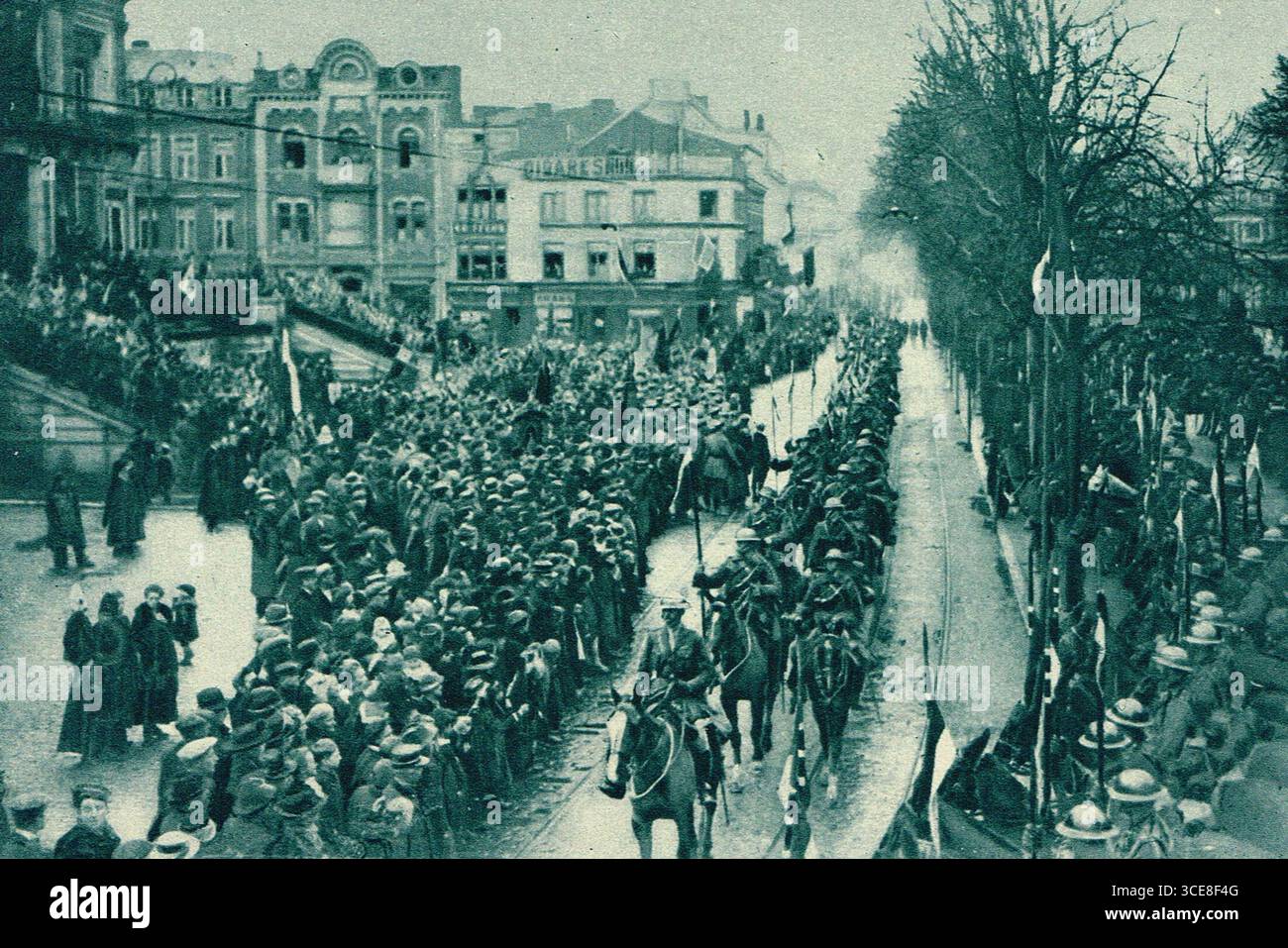 Die britische Kavallerie reiste 1918 in Spa in Belgien ein, wo die waffenstillstandskommission stattfand. Spa war das deutsche Hauptquartier während ihrer Besetzung. Stockfoto