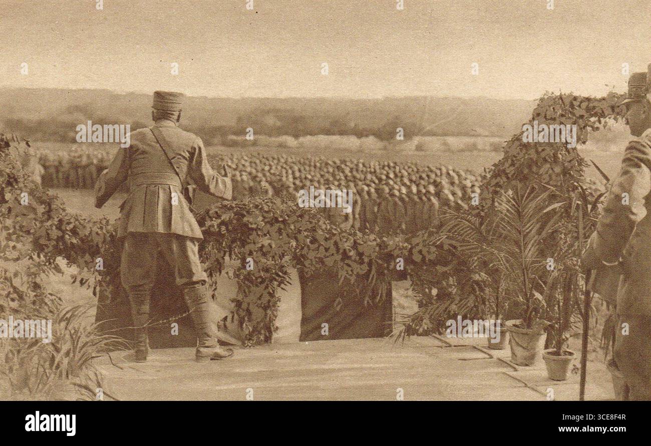 Ein italienischer General, der sich vor der Aktion während des Ersten Weltkriegs an seine Männer wendet Stockfoto