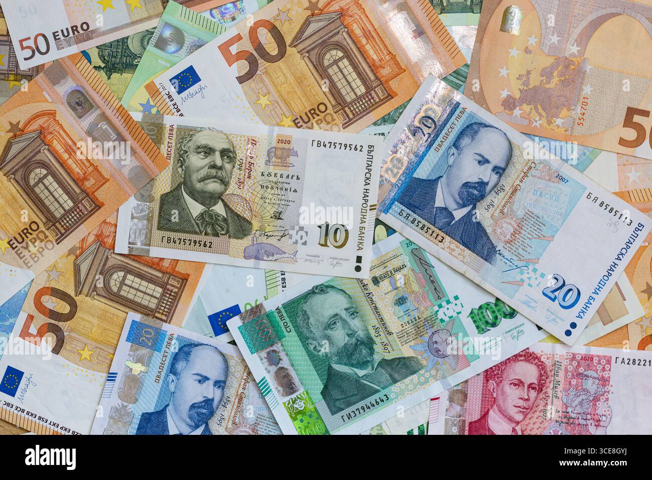 Eine Flat Lay-Komposition aus bulgarischen Lew- und Euro-Banknoten Stockfoto