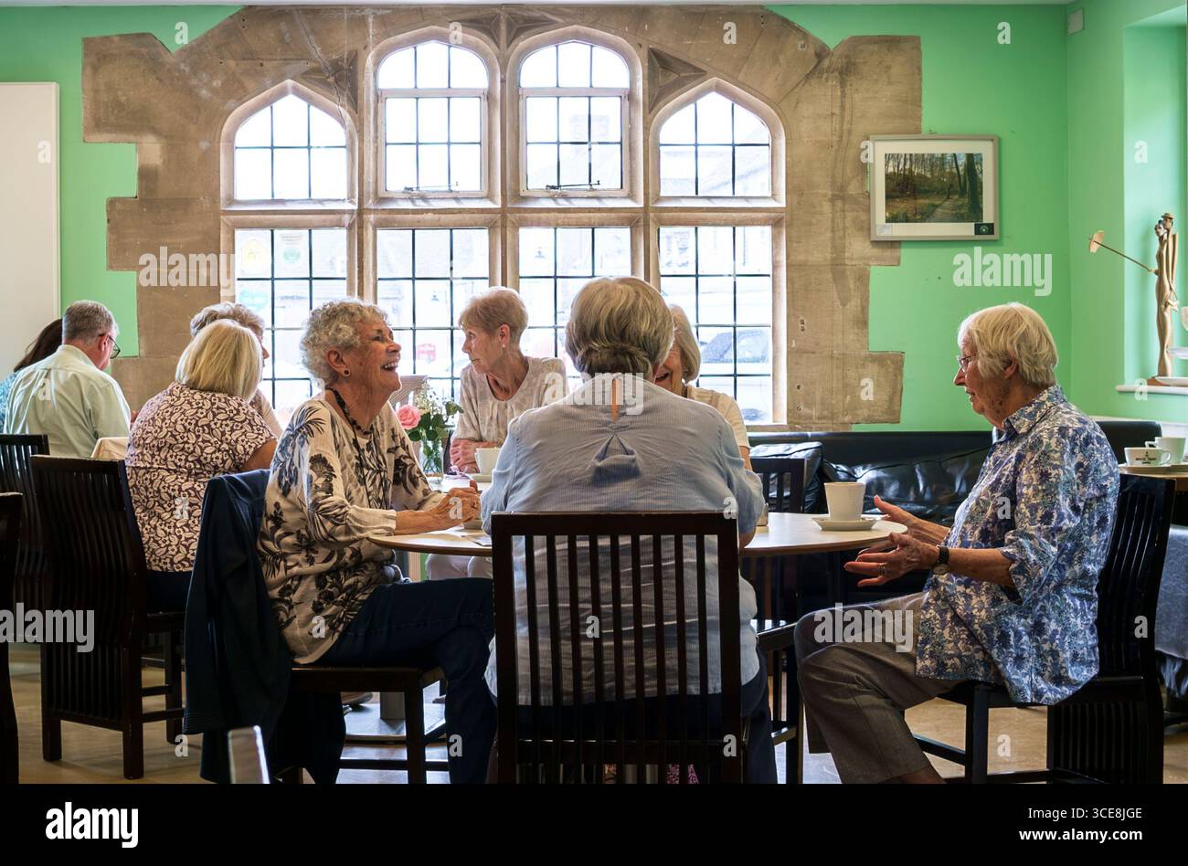 Blick auf Malmesbury, eine kleine Marktstadt in Wiltshire England, Großbritannien. Südliche Cotswolds Kunden im Jackdaw Coffee House Stockfoto