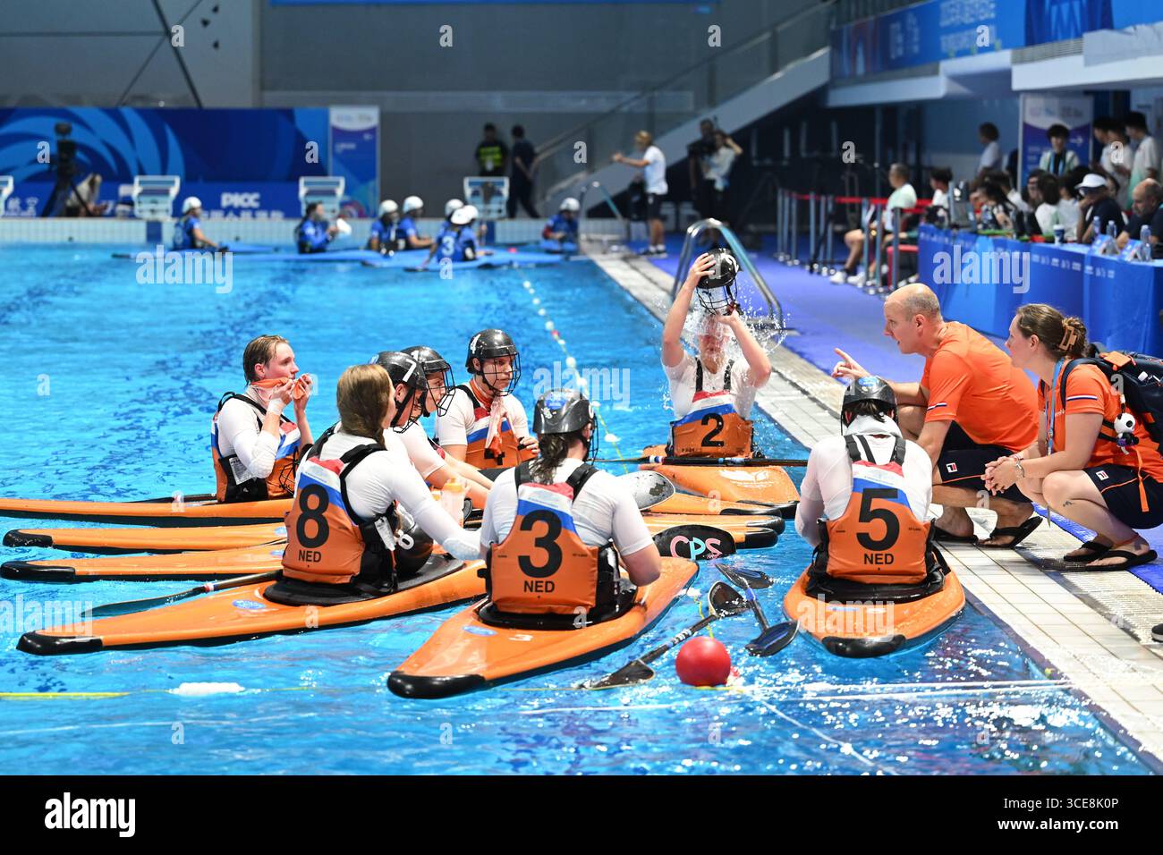 Chengdu, Chinas Provinz Sichuan. August 2025. Trainer der Niederlande geben Anweisungen während des Kanu Pole Women's Finals Bronze Medal Game zwischen Italien und den Niederlanden bei den World Games 2025 in Chengdu, südwestchinesischer Provinz Sichuan, 16. August 2025. Quelle: Chen Zhenhai/Xinhua/Alamy Live News Stockfoto