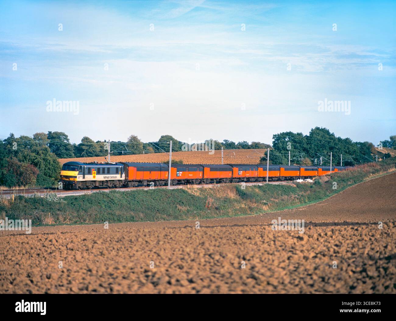 Eine Elektrolokomotive der Baureihe 90 Nr. 90023, die am 12. September 2003 in Blisworth in einem Postwagen arbeitete. Stockfoto