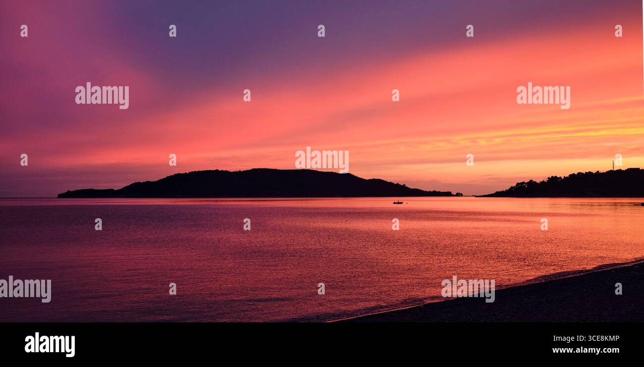 Sonnenuntergang über der Insel Sveti Nikola, Bečići Bucht, Budva, Montenegro, Budva riviera an der adria Stockfoto