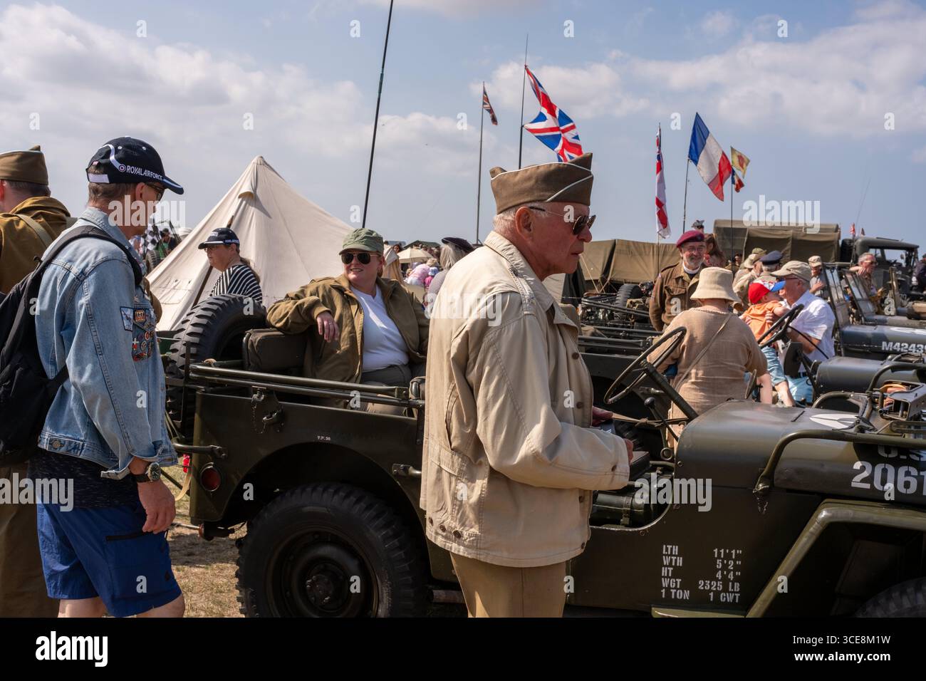 Lytham, lancashire/Vereinigtes Königreich – 16. August 2025: Lytham-Kriegswochenende, an dem Besucher und Reenactoren in historischen Uniformen alte Militäre besichtigen Stockfoto