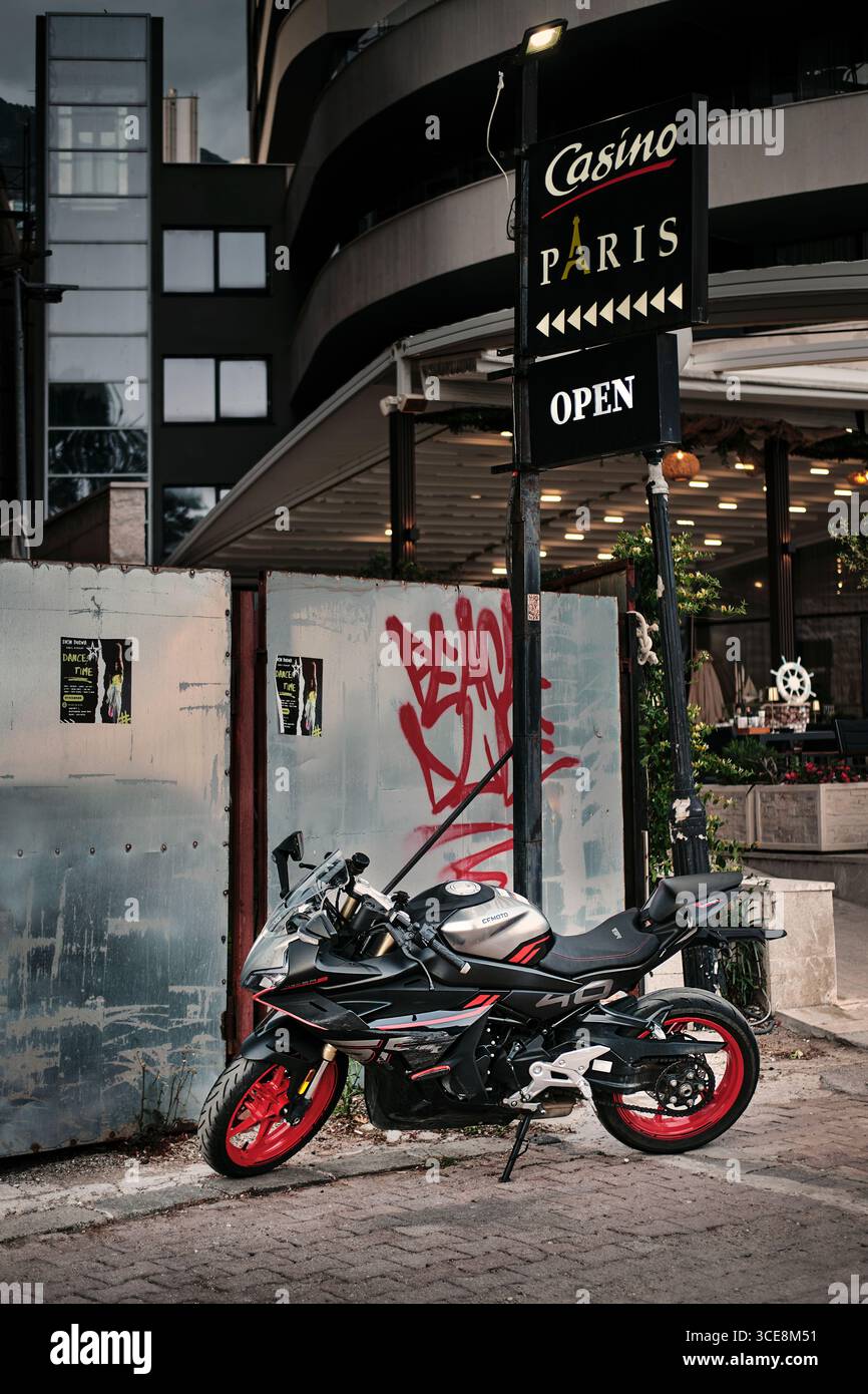 Silbernes und rotes Motorrad vor dem Paris Casino, Bečići, Budva, Montenegro Stockfoto