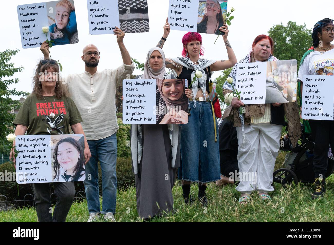 London, Großbritannien. August 2025. GROSSBRITANNIEN, London: 16/08/2025 Mahnwache zum Gedenken an das erste Jahr in Haft ohne Gerichtsverfahren, der Filton 24, die mit Palestine Action direkte Aktionen bei Elbit Systems durchgeführt hat, Credit: Denise Laura Baker/Alamy Live News Stockfoto