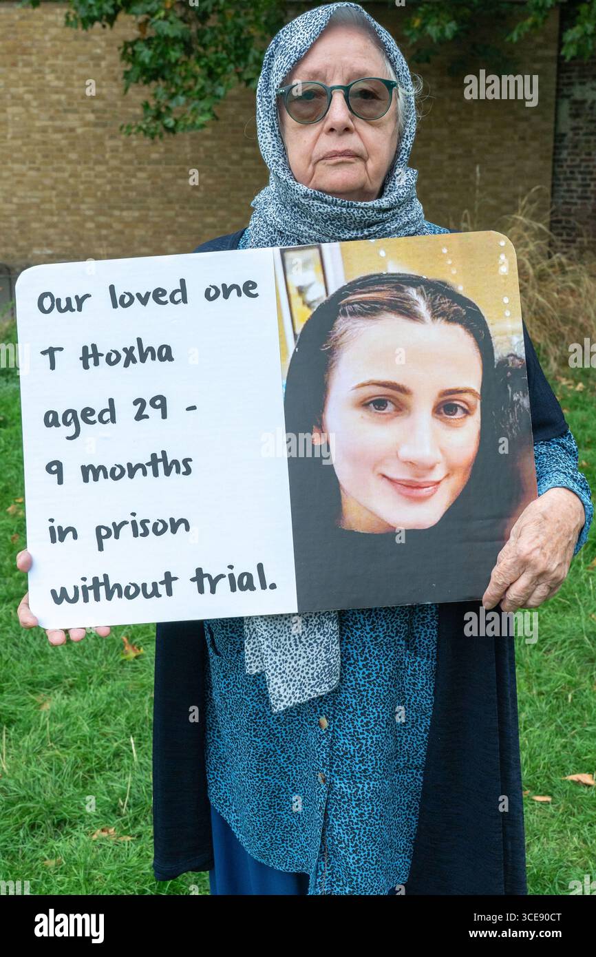 London, Großbritannien. August 2025. GROSSBRITANNIEN, London: 16/08/2025 Mahnwache zum Gedenken an das erste Jahr in Haft ohne Gerichtsverfahren, der Filton 24, die mit Palestine Action direkte Aktionen bei Elbit Systems durchgeführt hat, Credit: Denise Laura Baker/Alamy Live News Stockfoto