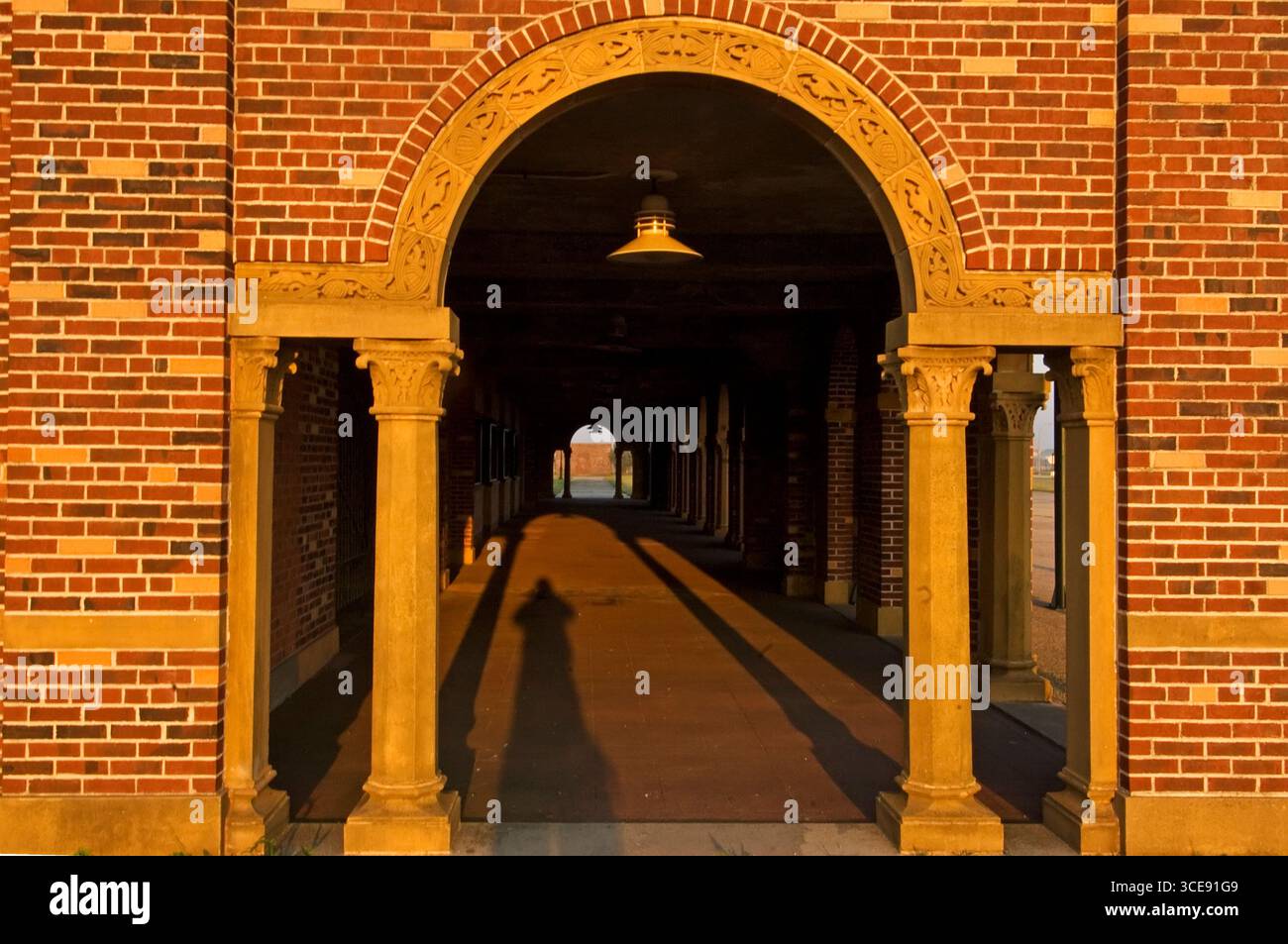 Eingang der Kolonnade im Jacob Riis Park, Gateway National Recreation Area, Queens New York Stockfoto