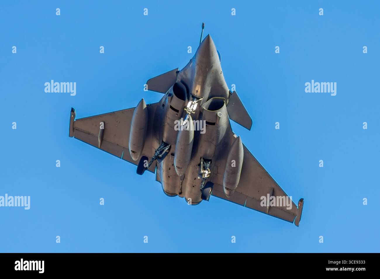 Avión militar aterrizando Stockfoto