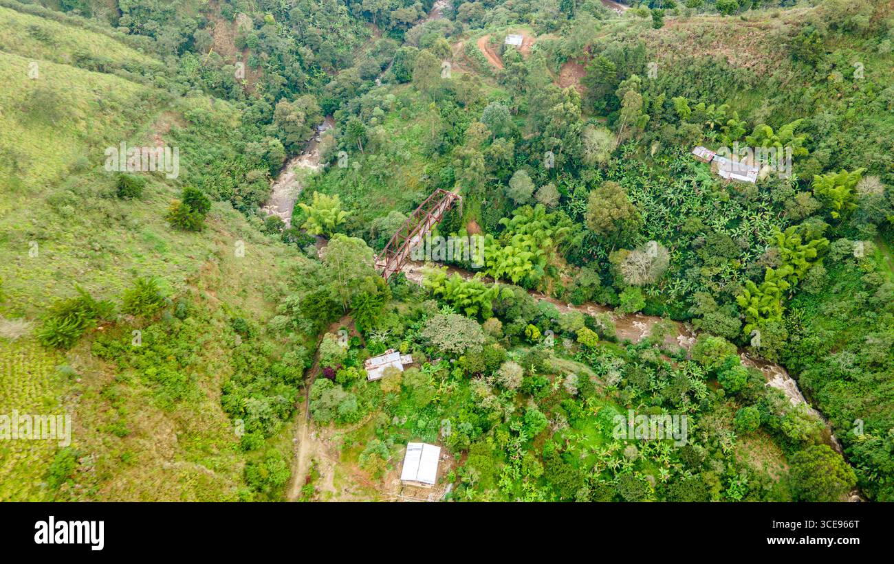 Atemberaubende Luftaufnahme des Jaime Duque Park mit Nachbildungen ikonischer Wahrzeichen und üppiger grüner Landschaften in Briceño, Cundinamarca, Kolumbien. Stockfoto