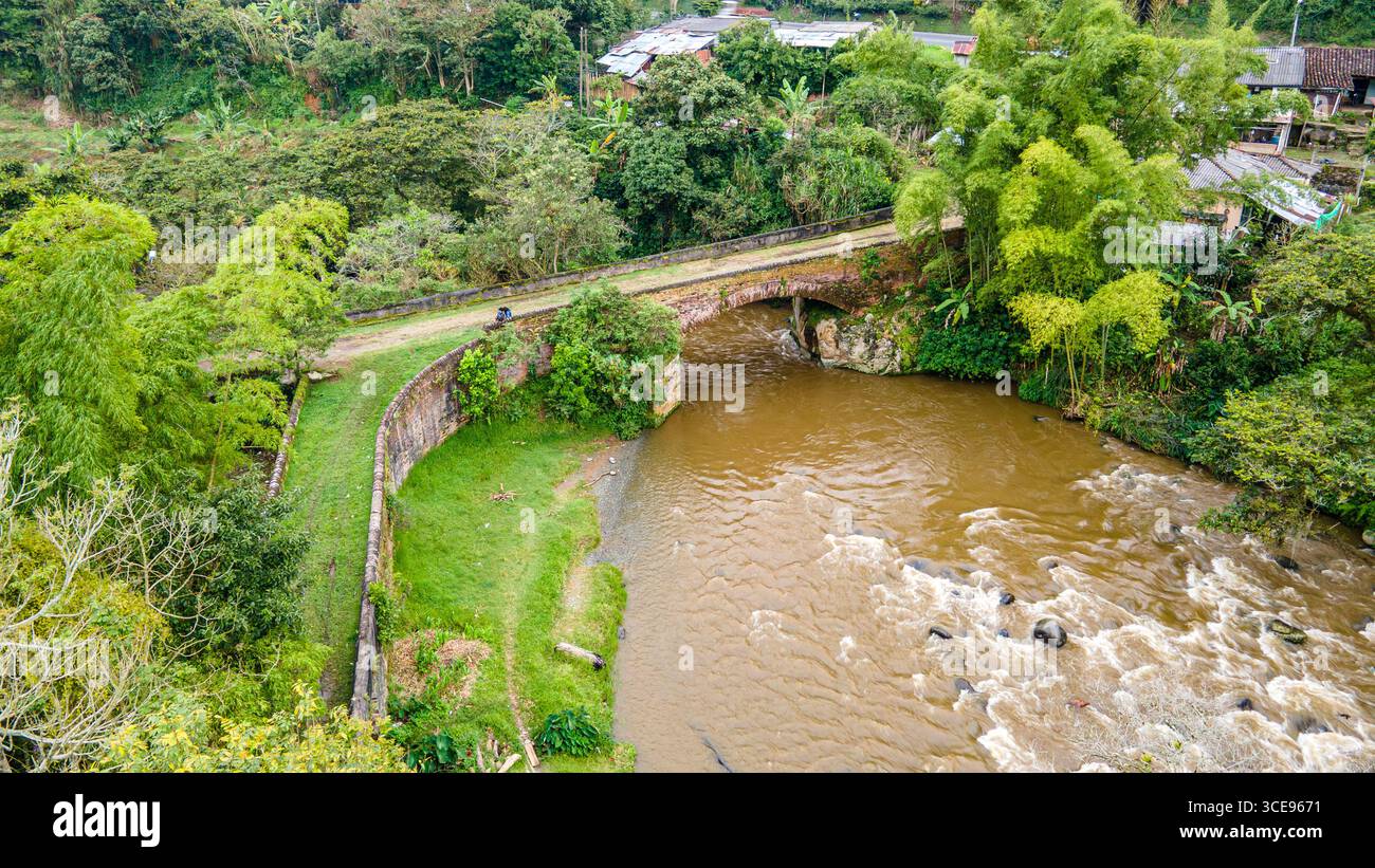 Atemberaubende Aussicht aus der Vogelperspektive auf den Jaime Duque Park in Briceño, Bogotá, mit grünen Landschaften, Wasserkörpern und berühmten Strukturen. Stockfoto