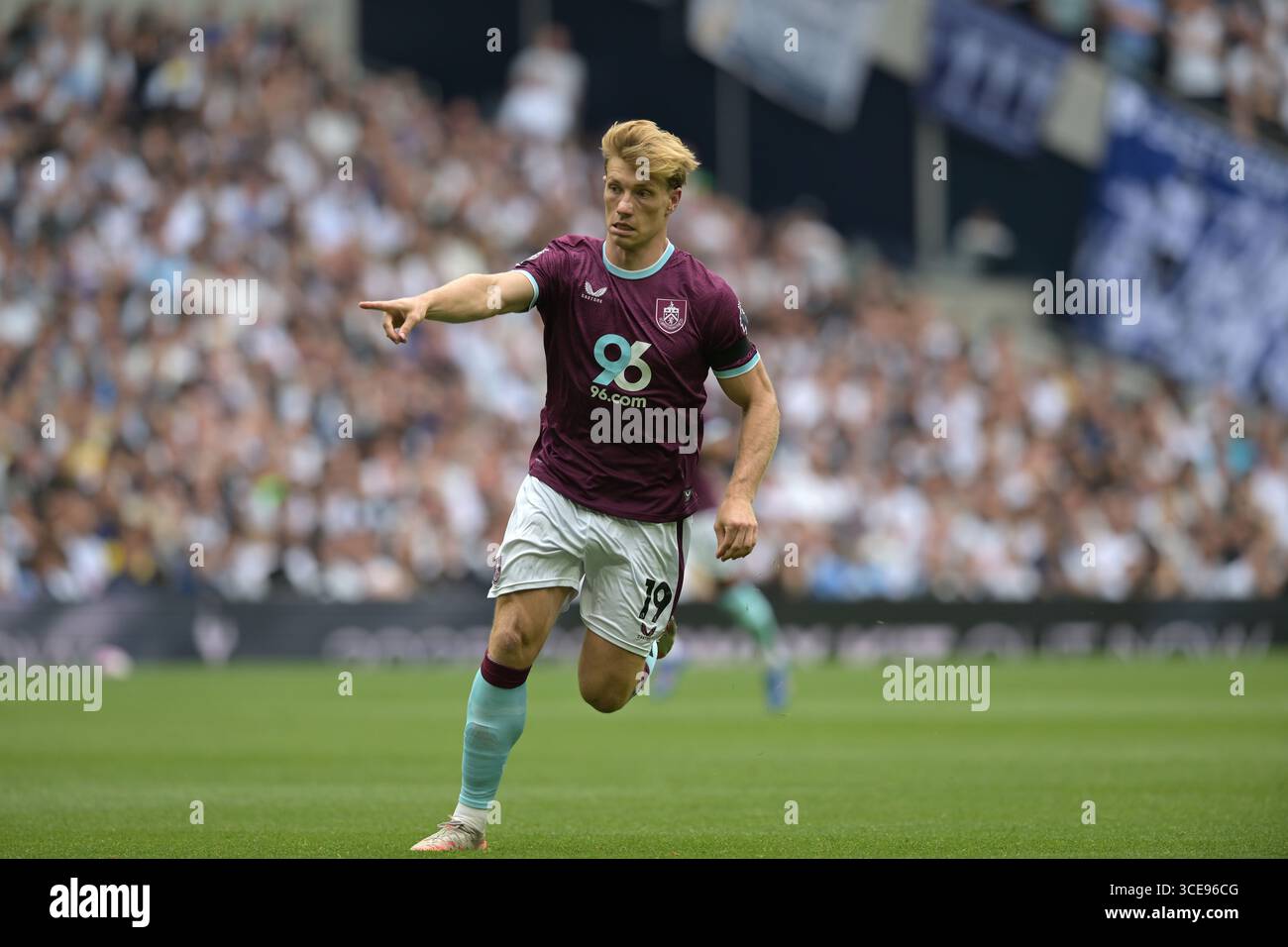 London, Großbritannien. August 2025. Zian Flemming of Burnley während des Spiels Spurs vs Burnley, Premier League im Tottenham Hotspur Stadium London. Dieses Bild ist NUR für REDAKTIONELLE ZWECKE bestimmt. Für jede andere Verwendung ist eine Lizenz von Football DataCo erforderlich. Quelle: MARTIN DALTON/Alamy Live News Stockfoto