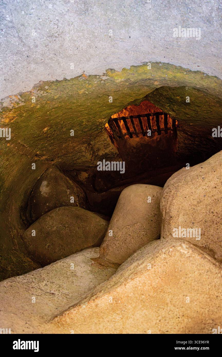 Der Eingang zu einem antiken Grab in Tierradentro, Cauca, Kolumbien, das archäologisches Erbe und natürliche Felsformationen zeigt. Stockfoto