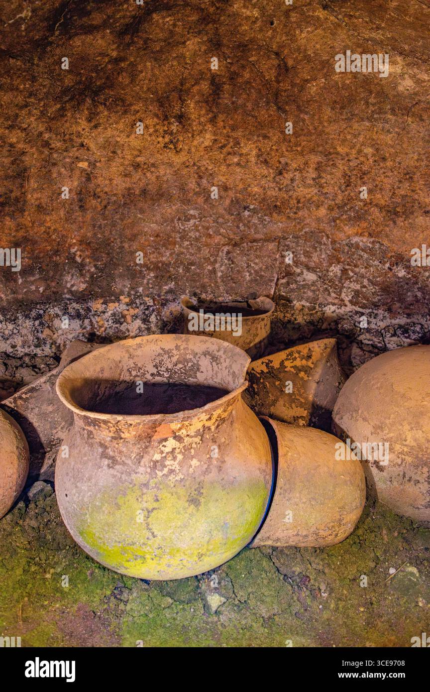 Eine Sammlung alter Keramik in einem Grab im Tierradentro, die archäologisches Erbe in Cauca, Kolumbien, zeigt. Stockfoto