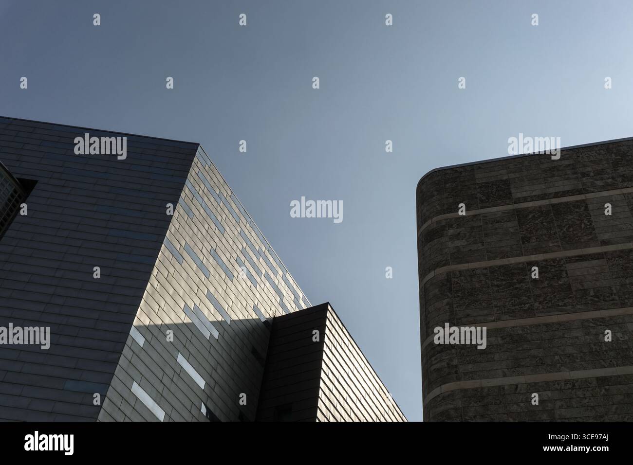 Blick auf die Wände des Liverpool ONE Shopping Centre mit Blue Sky Stockfoto