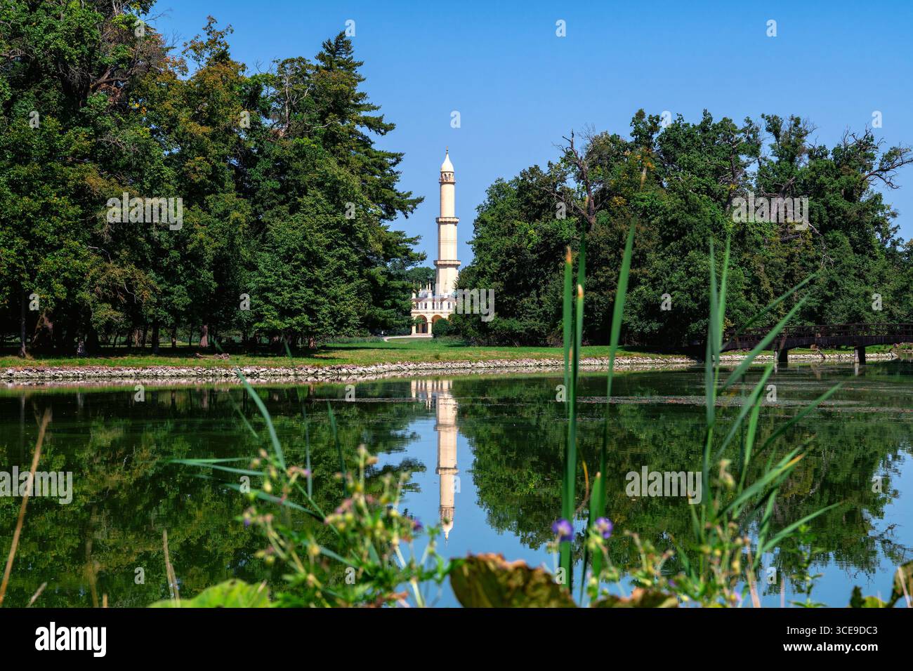 Minarett in der Gegend von Lednice-Valtice an einem sonnigen Tag, ein historisches Denkmal umgeben von Grün Stockfoto