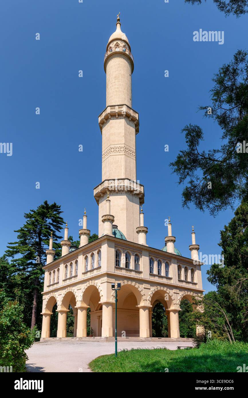 Minarett in der Gegend von Lednice-Valtice an einem sonnigen Tag, ein historisches Denkmal umgeben von Grün Stockfoto