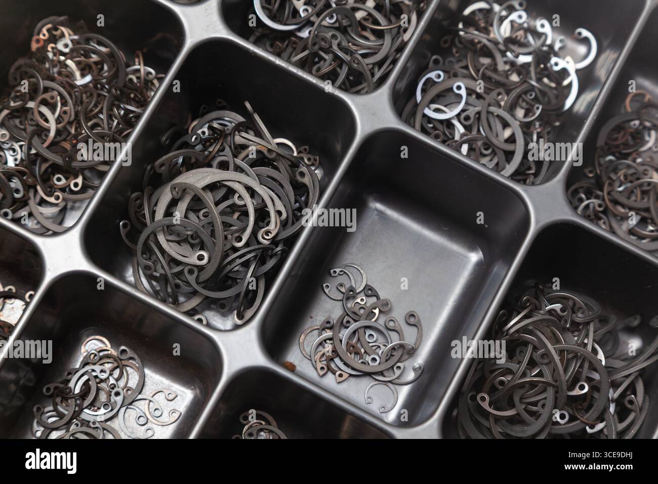 Sicherungsringsatz Aus Schwarzem Kohlenstoffstahl, Interne Sicherungsringe. Stockfoto