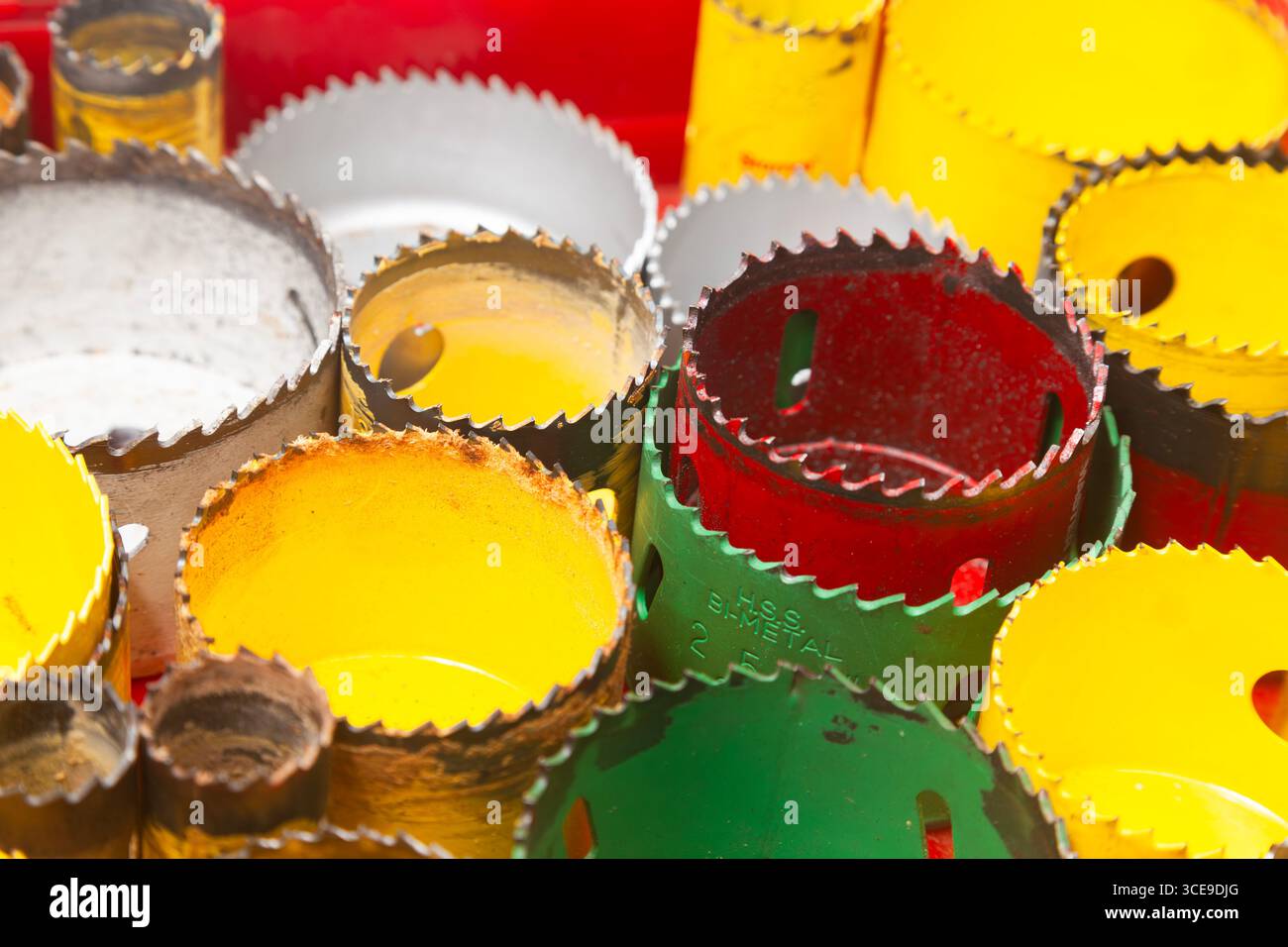Satz Kernbohrer zum Bohren verschiedener Materialien. Stockfoto