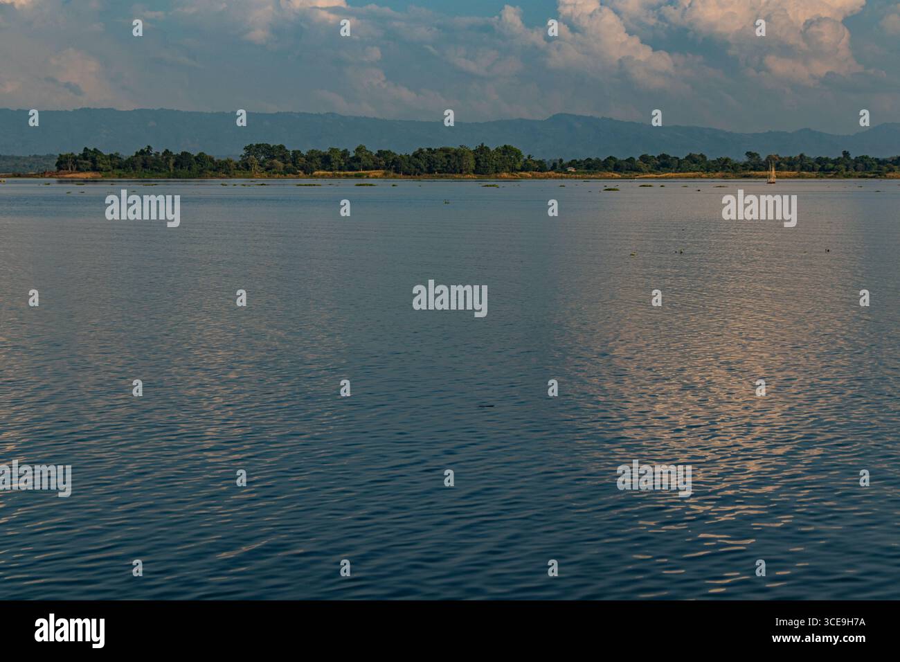 Ruhige Landschaft mit See und Bergen im Südosten von Bangladesch Stockfoto